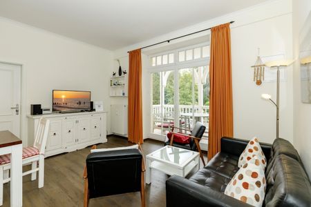 Dünenschloss Dünenschloss 1-17 Kühlungsborn - Wohn-Essbereich mit Couch und Flatscreen-TV