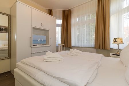 Dünenschloss Dünenschloss 1-17 Kühlungsborn - Schlafzimmer mit Doppelbett und Flatscreen TV - gbmv0-01 - Großenbrode