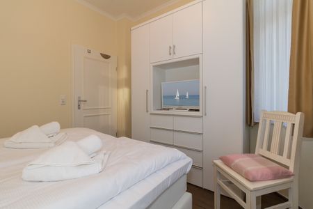 Dünenschloss Dünenschloss 1-17 Kühlungsborn - Schlafzimmer mit Doppelbett und Flatscreen TV - gbmv0-01 - Großenbrode