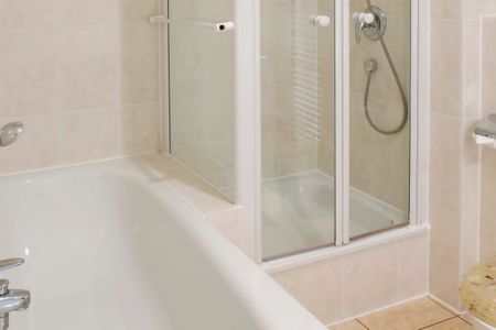 Dünenschloss Dünenschloss 1-17 Kühlungsborn - Badezimmer mit Badewanne und Dusche