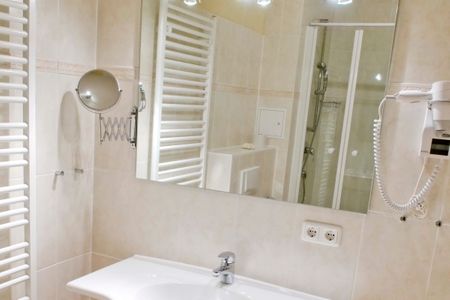 Dünenschloss Dünenschloss 1-17 Kühlungsborn - Badezimmer mit Badewanne und Dusche