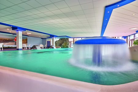 Deichhäuser Anna Küste Deichhäuser Anna Küste 6-21 Bensersiel - Poollandschaft des benachbarten Partnerhotels Aquantis