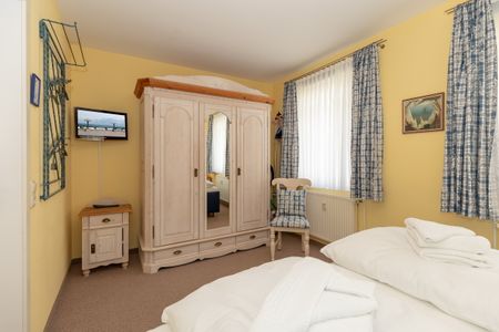 Schaumburg Schaumburg 07 Kühlungsborn - Schlafzimmer mit Doppelbett und Kleiderschrank