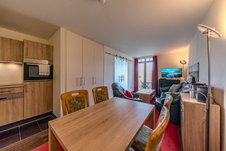 Resort Deichgraf Resort Deichgraf 31-01 Wremen - Wohn-Essbereich mit Couch und Esstisch