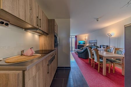 Resort Deichgraf Resort Deichgraf 31-01 Wremen - Wohn-Essbereich mit Couch und Esstisch
