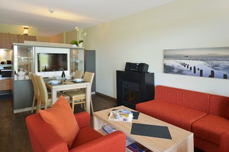 Resort Deichgraf Resort Deichgraf 31-03 Wremen - Wohn-Essbereich mit Couch