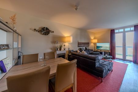 Resort Deichgraf Resort Deichgraf 31-07 Wremen - Wohn-Essbereich mit Couch und Esstisch