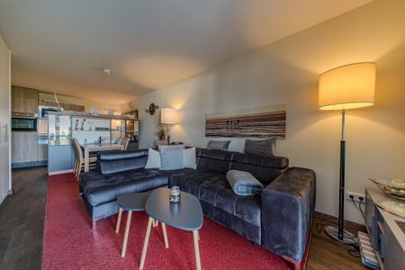 Resort Deichgraf Resort Deichgraf 31-07 Wremen - Wohn-Essbereich mit Couch und Esstisch
