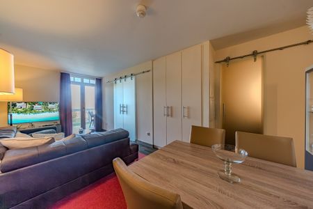 Resort Deichgraf Resort Deichgraf 31-07 Wremen - Wohn-Essbereich mit Couch