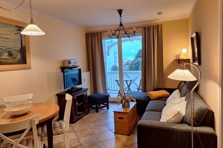 Apartment-Residenz Ostseestrand Apartment-Residenz Ostseestrand 18 Kühlungsborn - Wohn-Essbereich mit Couch und Esstisch