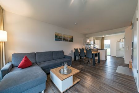 NordseeResort Friesland Ferienhäuser NordseeResort Friesland 11 Schillig - Wohn-Essbereich mit Couch