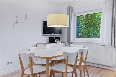Urlauberdorf Urlauberdorf 42a Boltenhagen - Wohn-Essbereich mit Couch und Flatscreen-TV