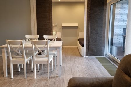 Haus Spökenkieker Loppersum Kiebitzdelle Dünen - Wohnzimmer mit Essbereich und Blick in Kojenecke