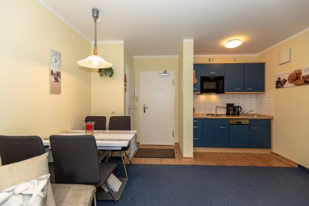Ostseewelle Ostseewelle 19 Kühlungsborn - Wohn-Essbereich mit Esstisch, Sitzgelegenheit und Küchenzeile