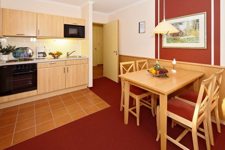 Inselstrand Inselstrand 203 Usedom - Wohn-Essbereich mit Esstisch, Sitzgelegenheit und Küchenzeile