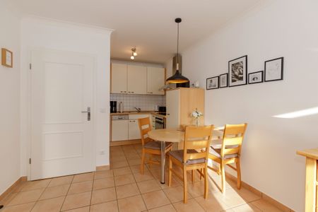 Apartment-Residenz Ostseestrand Apartment-Residenz Ostseestrand 21 Kühlungsborn - Wohn-Essbereich mit Esstisch, Sitzgelegenheit und Küchenzeile