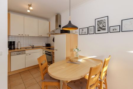 Apartment-Residenz Ostseestrand Apartment-Residenz Ostseestrand 21 Kühlungsborn - Wohn-Essbereich mit Esstisch, Sitzgelegenheit und Küchenzeile