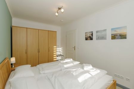 Apartment-Residenz Ostseestrand Apartment-Residenz Ostseestrand 21 Kühlungsborn - Schlafzimmer mit Doppelbett und Kleiderschrank
