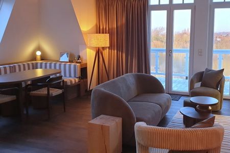 Resort Deichgraf Resort Deichgraf 31-18 Wremen - Wohn-Essbereich mit Couch