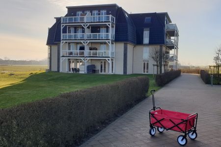 Resort Deichgraf Resort Deichgraf 31-18 Wremen - Gebäude und Umgebung mit Bollerwagen