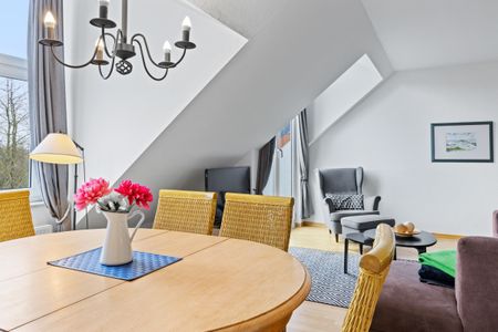 Sünnslag Sünnslag 23 Boltenhagen - Wohn-Essbereich mit Couch und Esstisch