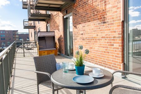 Ohlerich Speicher Ohlerich Speicher 1-01 Wismar - Dachterrasse mit Gartenmöbeln