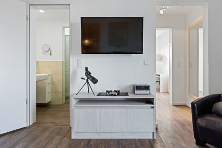 Ohlerich Speicher Ohlerich Speicher 4-26 Wismar - Wohn-Essbereich mit Flatscreen-TV