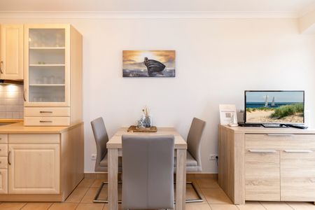 Apartment-Residenz Ostseestrand Apartment-Residenz Ostseestrand 35 Kühlungsborn - Wohn-Essbereich mit Couch und Esstisch