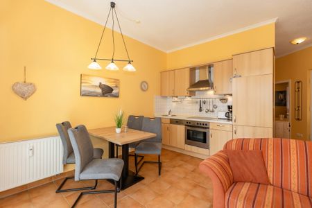 Apartmenthaus Atlantik Apartmenthaus Atlantik 007 Kühlungsborn - Wohn-Essbereich mit Couch und Küchenzeile