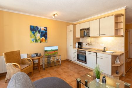 Apartmenthaus Atlantik Apartmenthaus Atlantik 303 Kühlungsborn - Wohn-Essbereich mit Couch und Küchenzeile