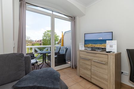 Apartment-Residenz Ostseestrand Apartment-Residenz Ostseestrand 34 Kühlungsborn - Wohn-Essbereich mit Couch und Flatscreen-TV