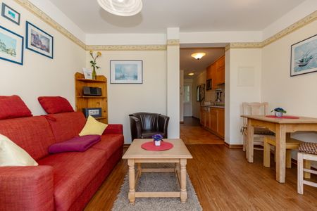 Meeresblick Meeresblick 206 Kühlungsborn - Wohn-Essbereich mit Couch und Esstisch