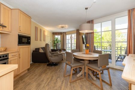 Apartmenthaus Atlantik Apartmenthaus Atlantik 102 Kühlungsborn - Wohn-Essbereich mit Couch und Küchenzeile