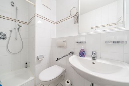 Hus Inselkieker Hus Inselkieker 218  Schillig - Badezimmer mit Dusche und Waschtisch