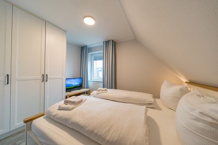 Hus Inselkieker Hus Inselkieker 218  Schillig - Schlafzimmer mit Kleiderschrank und TV