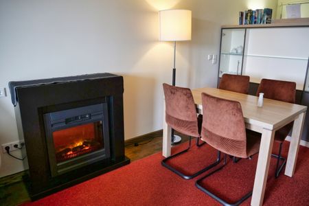 Resort Deichgraf Resort Deichgraf 31-12 Wremen - Wohn-Essbereich mit Esstisch und Kamin