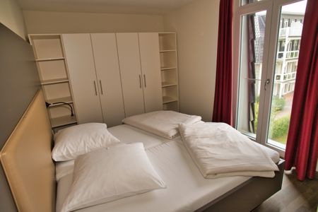 Resort Deichgraf Resort Deichgraf 31-12 Wremen - Schlafzimmer mit Doppelbett und Kleiderschrank