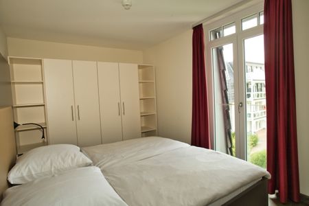 Resort Deichgraf Resort Deichgraf 31-12 Wremen - Schlafzimmer mit Doppelbett und Kleiderschrank