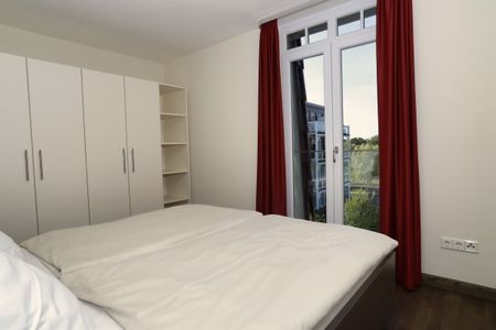Resort Deichgraf Resort Deichgraf 31-12 Wremen - Schlafzimmer mit Doppelbett und Kleiderschrank