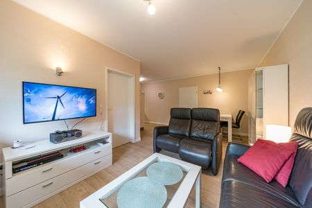 Haus Boje Haus Boje 3 Schillig - Wohn-Essbereich mit Couch und Flatscreen-TV