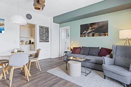 Ohlerich Speicher Ohlerich Speicher 4-22 Wismar - Wohn-Essbereich mit Couch und Esstisch