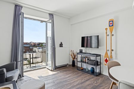 Ohlerich Speicher Ohlerich Speicher 4-22 Wismar - Wohn-Essbereich mit Couch und Flatscreen-TV