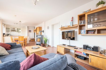 NordseeResort Friesland NordseeResort Friesland 52-4-S Schillig - Wohn-Essbereich mit Couch und Flatscreen-TV
