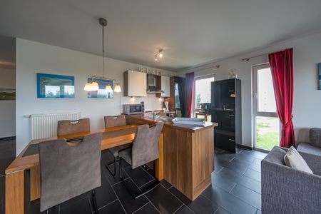 NordseeResort Friesland NordseeResort Friesland 51-2-N Schillig - Wohn-Essbereich mit Esstisch, Sitzgelegenheit und Küchenzeile