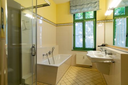 Villa am Ostseestrand Villa am Ostseestrand 208 Usedom - Badezimmer mit Dusche und Wanne