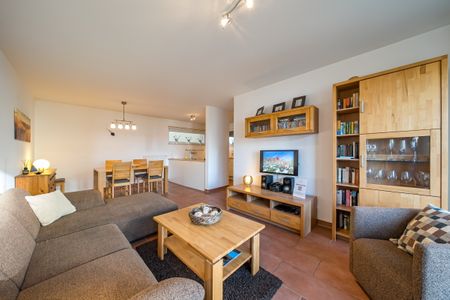 NordseeResort Friesland NordseeResort Friesland 51-1-M Schillig - Wohn-Essbereich mit Couch und Flatscreen-TV