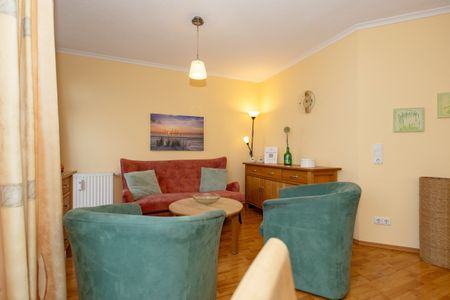 Apartmenthaus Atlantik Apartmenthaus Atlantik 212 Kühlungsborn - Wohn-Essbereich mit Couch und Flatscreen-TV