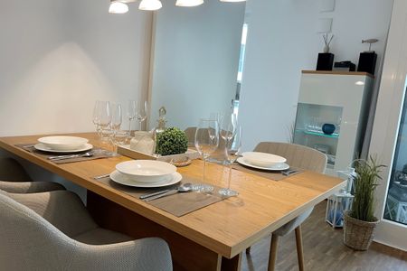 DünenResort Binz DünenResort Binz 419 Rügen - Wohn-Essbereich mit Esstisch und Sitzgelegenheit