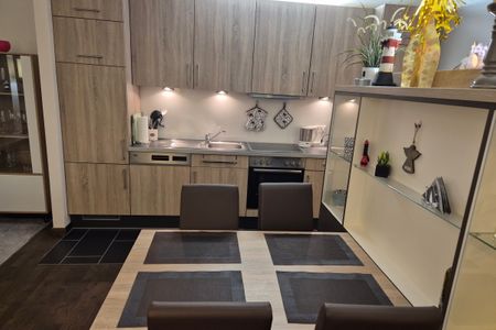 Resort Deichgraf Resort Deichgraf 31-21 Wremen - Küchenzeile mit Esstisch und Sitzgelegenheit