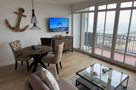 Apartmenthaus Atlantik Apartmenthaus Atlantik 311 Kühlungsborn - Wohn-Essbereich mit Couch und Flatscreen-TV